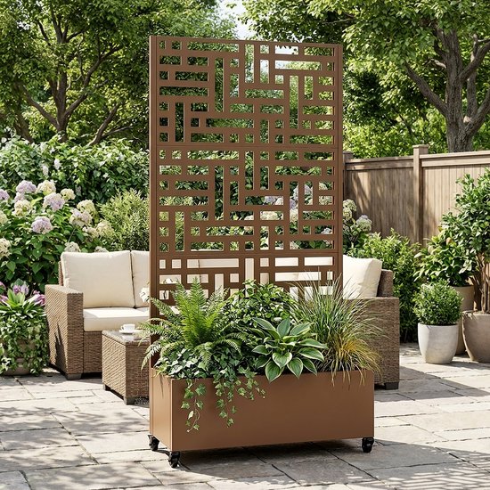 Bruin tuinscherm met plantenbak op wielen, met een geometrisch patroon, in een tuin met banken en planten.