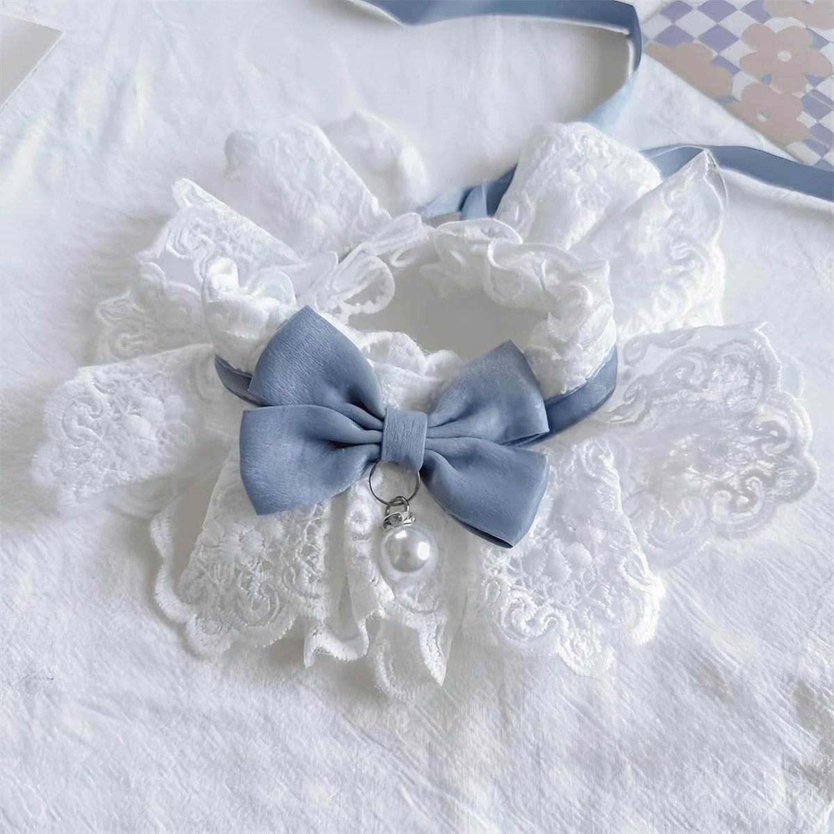 Schattige kattenhalsband met een bloemenstrik en belletje, geschikt voor binnenkatten, kittens en kleine hondenpuppy's (blauw, medium (3-5 kg)).