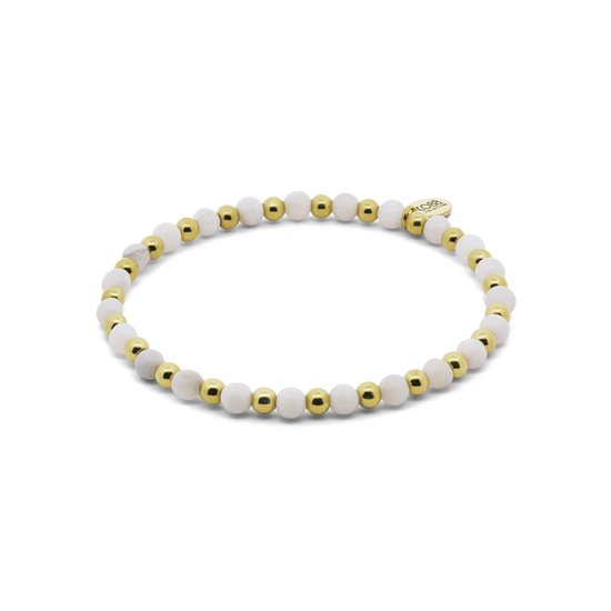 Elastische armband met witte kralen van white crazy agaat en goudkleurige details van CO88.