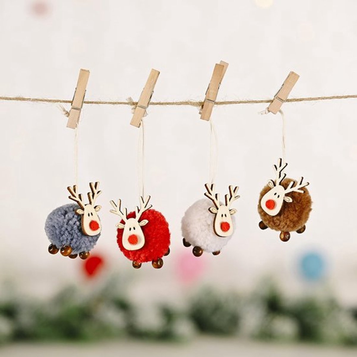 Kerstboomhangers 12 Stuks - Elanddecoratie - Vilt/Hout - Feestdecoratie - Duurzaam - Formaat 5 x 4 cm - Kerstdecoratie