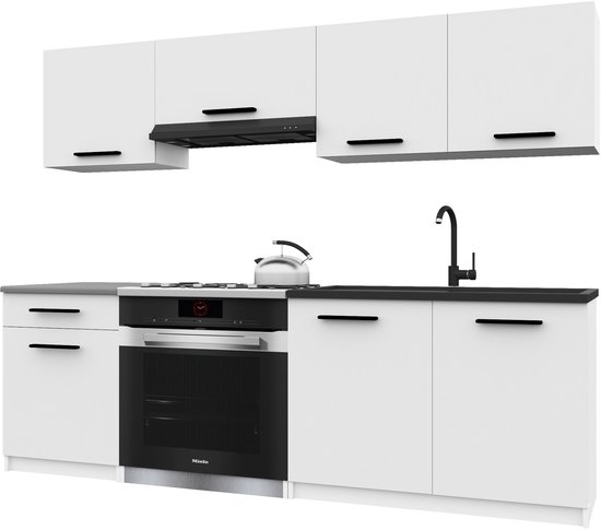 Witte keuken met witte boven- en onderkasten, zwarte wasbak, kraan, gasfornuis en oven.