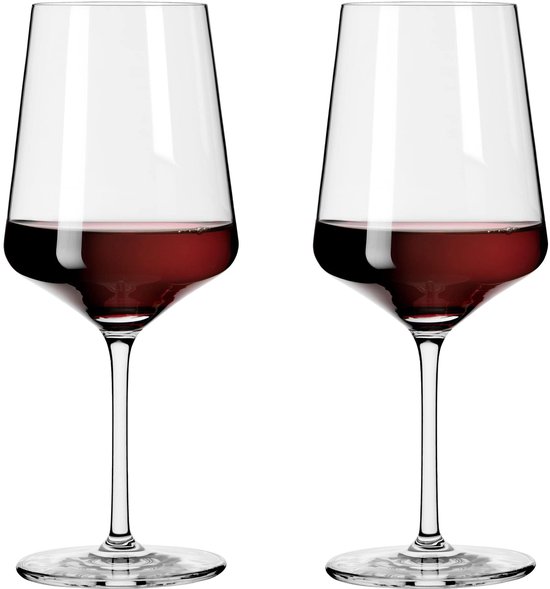 Deux verres à vin, chacun rempli de vin rouge.