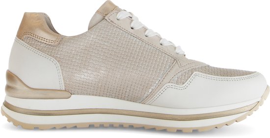 Beige leren sneaker met witte en goudkleurige details, veters en een platformzool.