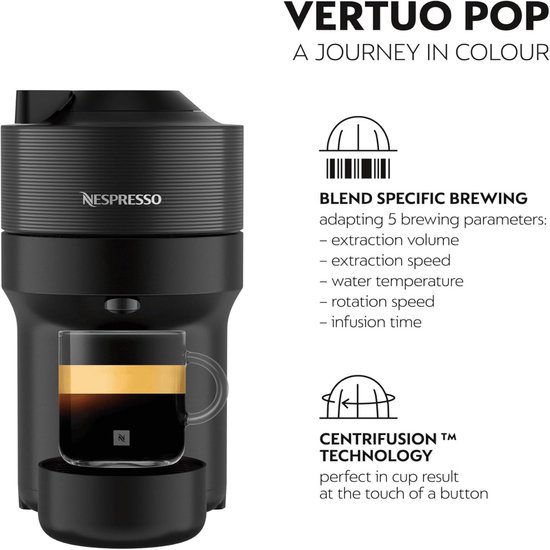 Zwarte Nespresso Vertuo Pop koffiemachine met een glas koffie. Iconen met tekst over blend specifieke brewing en Centrifusion technologie.