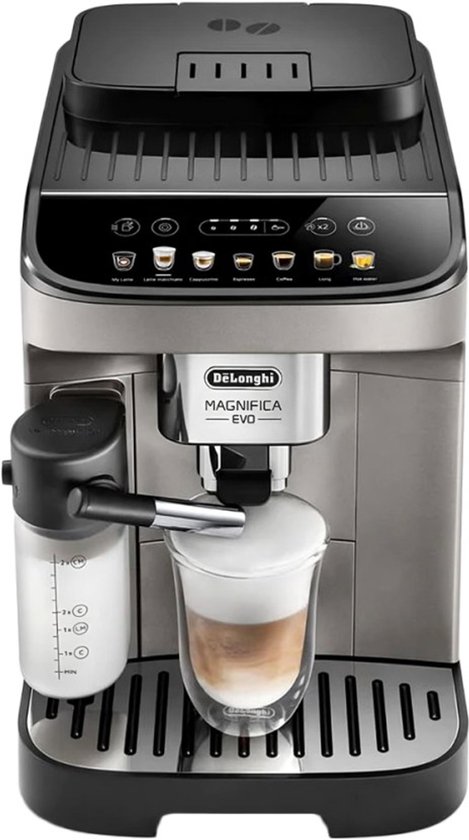 Zilverkleurige De'Longhi Magnifica EVO volautomatische espressomachine met melkreservoir en een glas cappuccino.