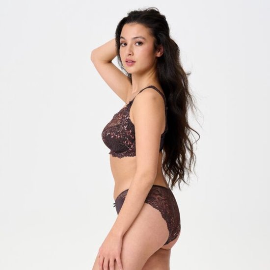 Zijzicht van een volle cup beha in bruin met roze bloemenprint en kanten details. Model draagt de beha.