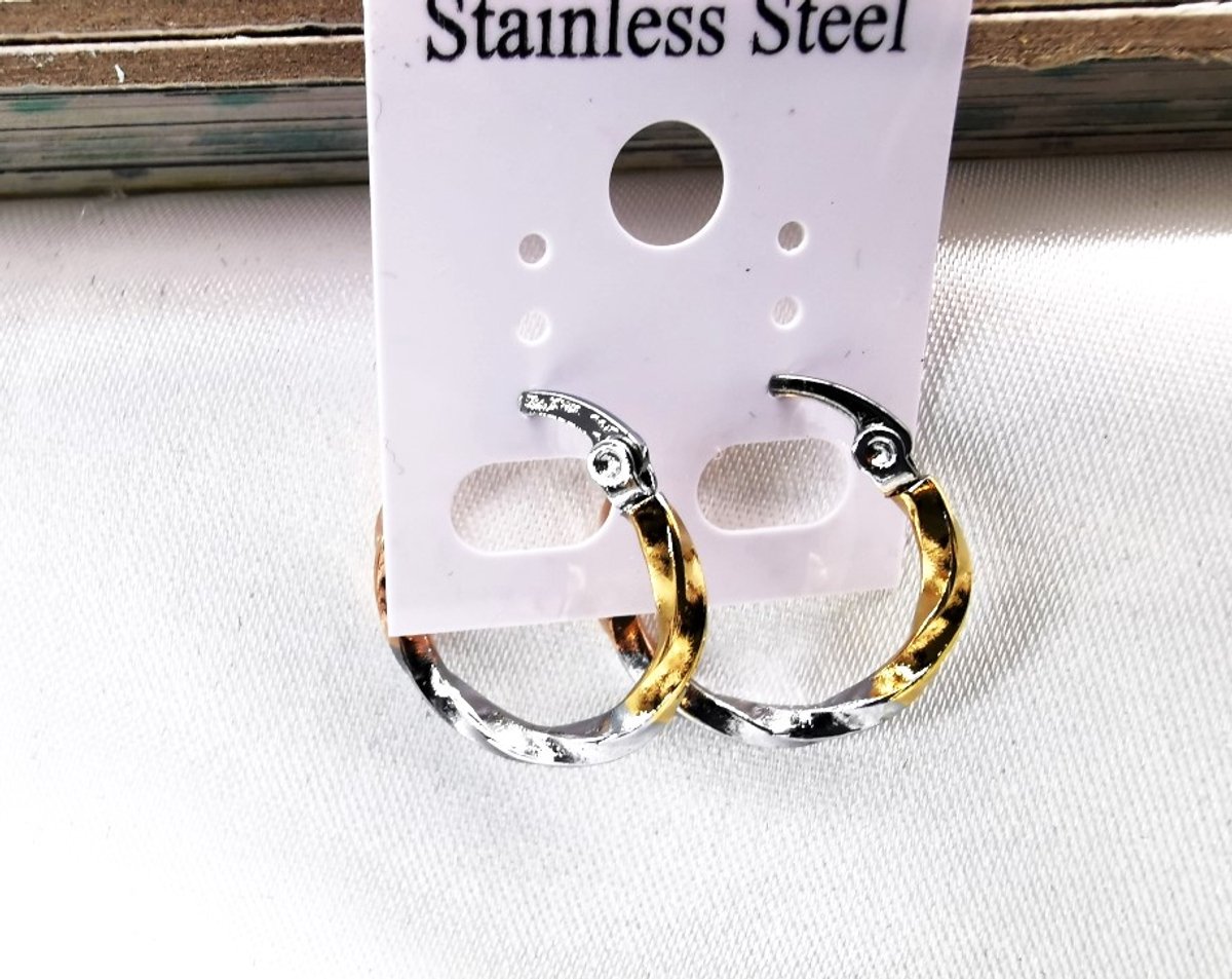 Oorbellen - roestvrij staal (stainless steel) - gedraaide tricolor oorring bestaan uit een stijlvolle combinatie van drie kleuren: Zilver, Goud, Rosé - Franse sluiting – Buitenmaat 20mm – Binnenmaat 15mm – Dikte 2mm