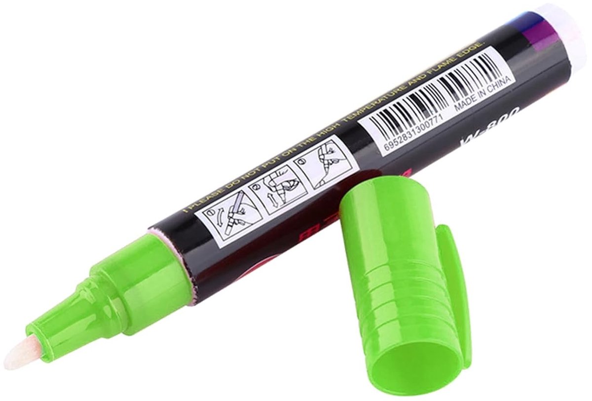 Veilig markeren van bijenkoninginnen met waterbasis imkermarker in groen, ideaal voor imkers