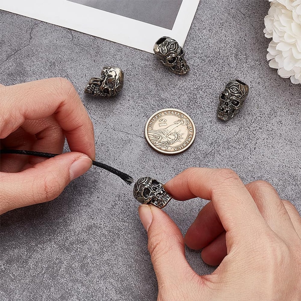 4 stuks antieke zilver Paracord kralen schedel mes sleutelkoord metalen skelet hoofd Charms Tibetaanse stijl groot gat spacer kralen voor Halloween ambachten armband