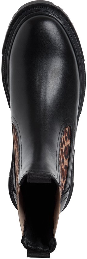 Bovenaanzicht van zwarte leren Chelsea boot met luipaardprint zijkanten.