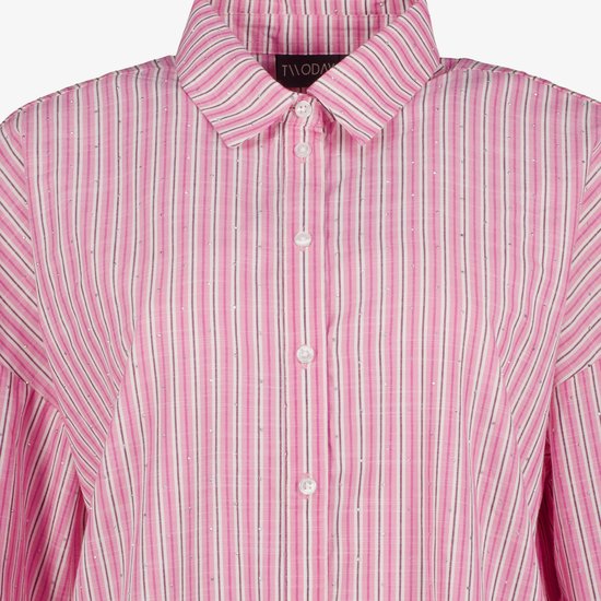 Detail van de roze blouse met verticale strepen en glitters. Geknoopt met witte knopen.