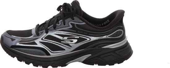 Zwarte Skechers sneaker met grijze accenten en een zilverkleurig Skechers-logo op de zijkant.