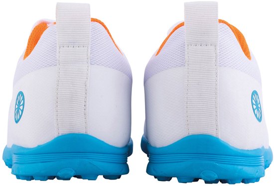 Achterkant van witte junioren hockeyschoenen met blauwe zolen en oranje voering. Logo zichtbaar op de zijkant.