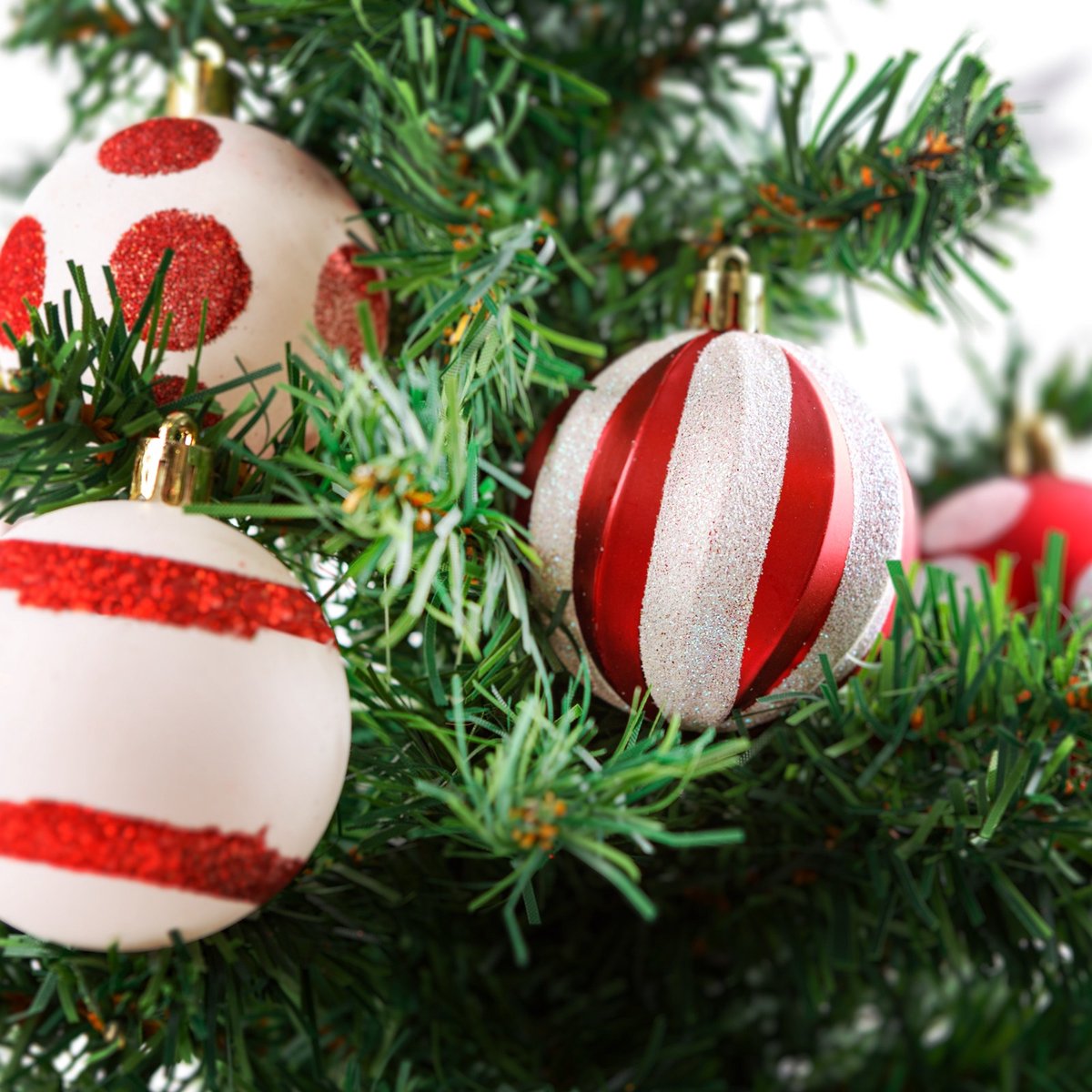 Kerstboomdecoratieset - Rood/Wit - 24-delig (Ø6 cm) - kunststof kerstballen in 4 designs - zilveren ophanglus [58778]