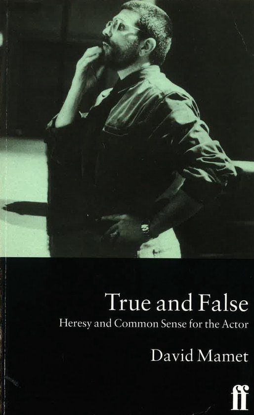 Boekcover 'True and False Heresy and Common Sense for the Actor' door David Mamet. Man met bril denkt na.