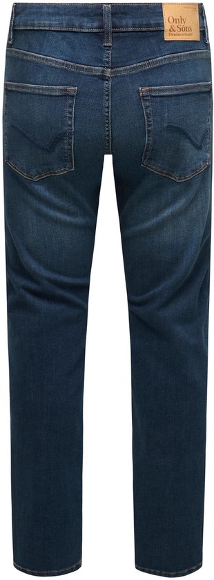 Achterkant van een donkere jeans met leren label 'Only & Sons'.
