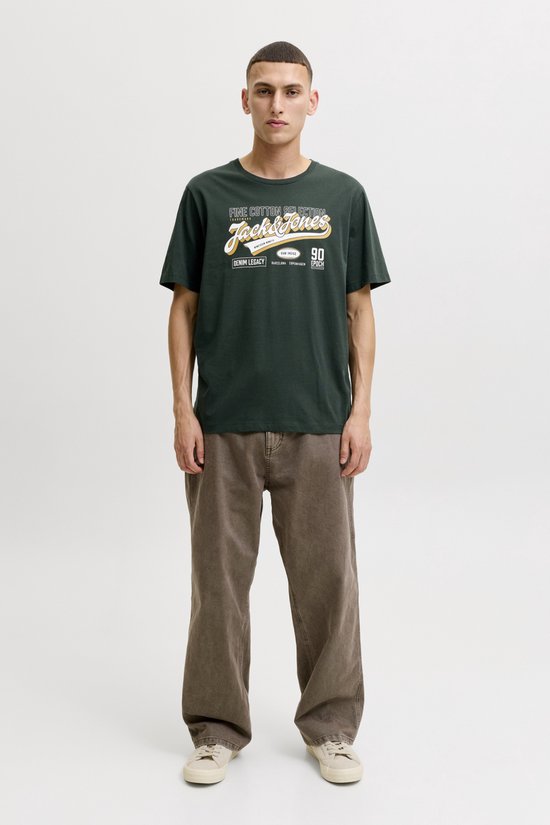 Man in een donkergroen T-shirt met opdruk 'Jack & Jones', 'Fine Cotton Selection', 'Nineteen Ninety' en 'Denim Legacy'.
