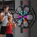 Boksmachine met gekleurde LED-pijlen, getoond met een vader en zoon die boksen.