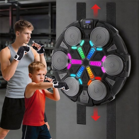 Boksmachine met gekleurde LED-pijlen, getoond met een vader en zoon die boksen.