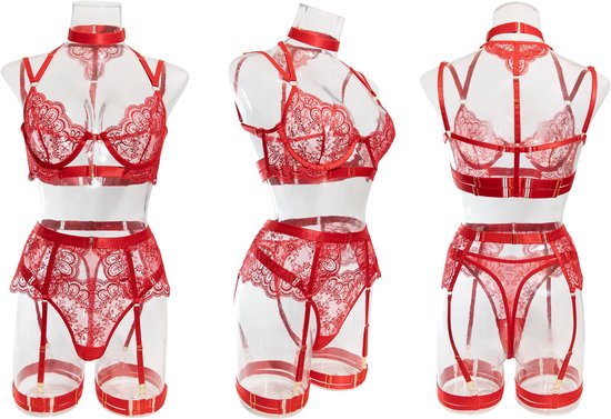 Rode kanten lingerie set op paspoppen, van voren, zijkant en achterkant.