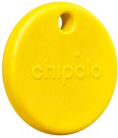 Gele Chipolo POP tracker met een gat voor een sleutelring. De tekst 'chipolo' is erin gegraveerd.