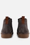 Grijze suède veterboots met bruine leren details en ritssluiting aan de zijkant.