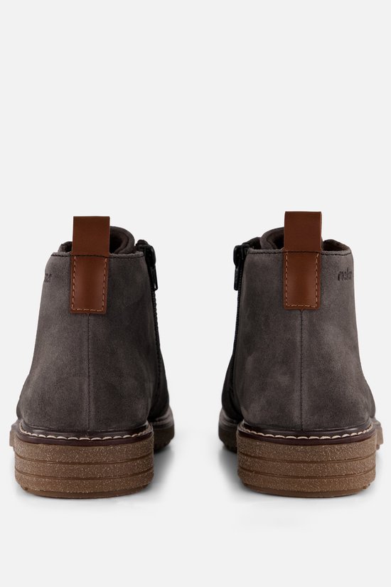 Grijze suède veterboots met bruine leren details en ritssluiting aan de zijkant.