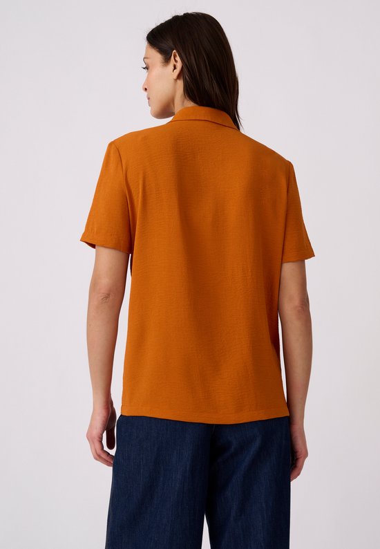 Achterkant van oranje blouse met korte mouwen, kraag en knoopsluiting. Gemaakt van crêpestof.
