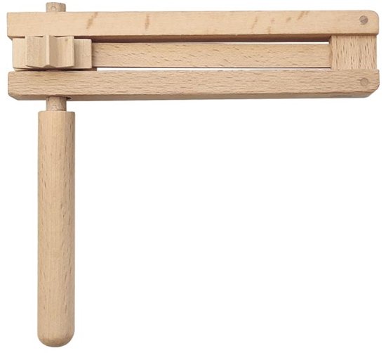 Houten ratel met een handvat en een tandwiel dat geluid maakt wanneer het wordt rondgedraaid.