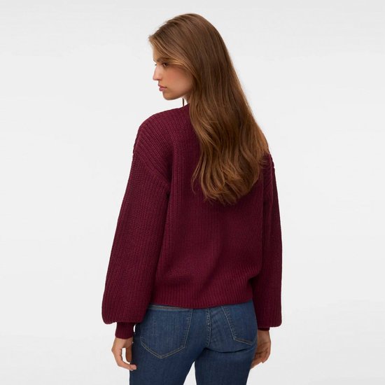 Model draagt bordeauxrode gebreide cardigan met ballonmouwen, rug zichtbaar.