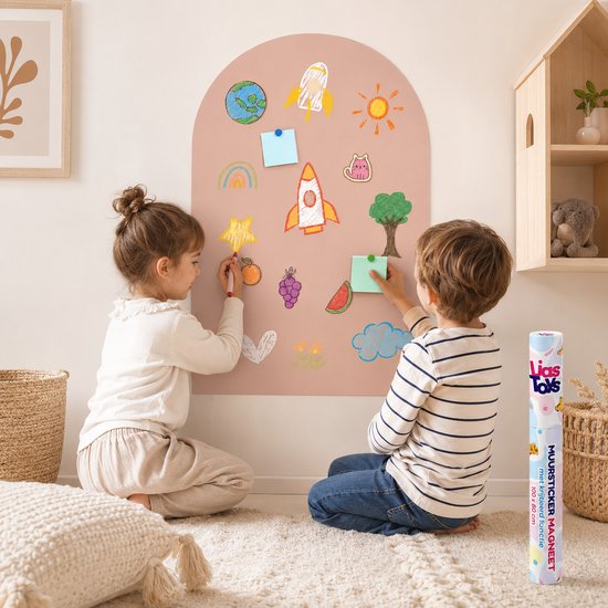 Kinderen knutselen met magnetische tegels op een grote, roze, boogvormige krijt- en magneetsticker.
