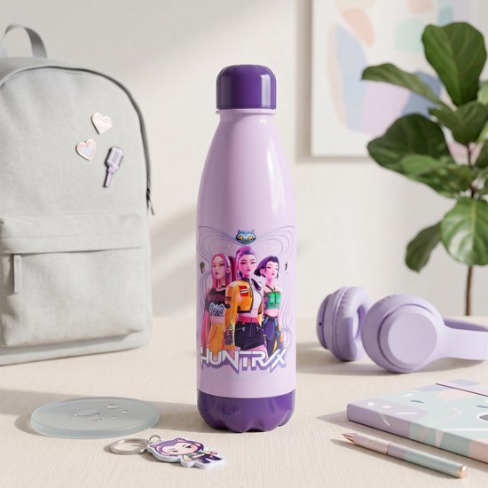 Lichtpaarse drinkfles met paarse dop en opdruk van K-pop figuren en 'HUNTRX'.