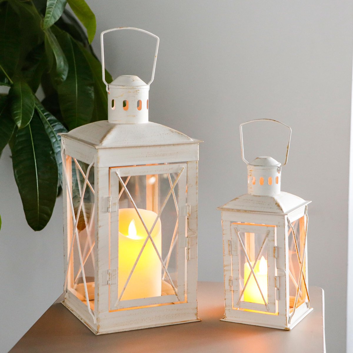 Famanu Set van 2 decoratieve kaarslantaarns, 30 cm en 20 cm hoge metalen kandelaar, perfect voor huisdecoratie, patio, woonkamer, feesten en evenementen Zwart