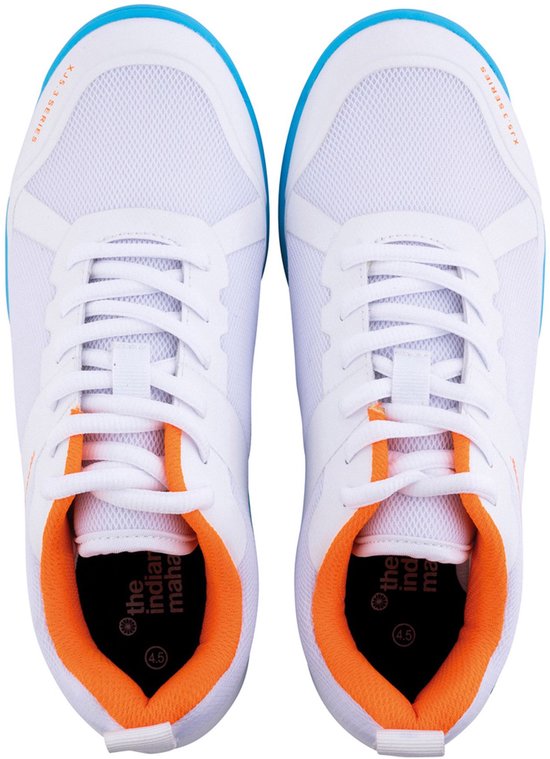Bovenkant van witte junior hockeyschoenen met oranje openingen en blauwe randen. Geveterd.
