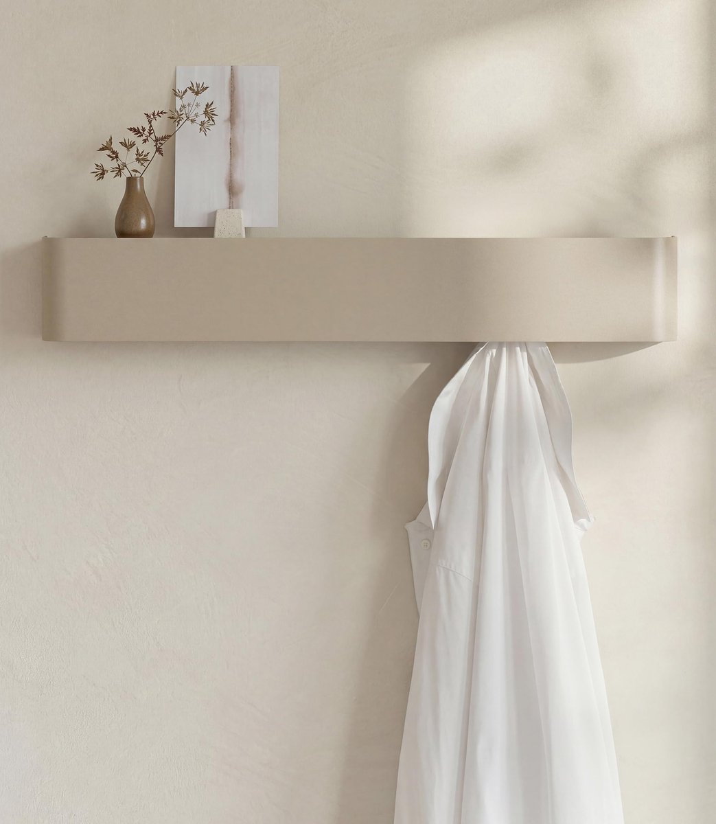 Famanu Wandkapstok met verborgen haken en plank, industrieel design van metaal voor de hal, taupe zand