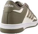 Achterkant van een grijze sneaker met crèmekleurige accenten, Adidas-logo op de hiel.