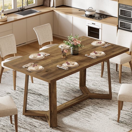 Keukentafel met houtlook blad, eikenhouten poot. Gedekt met bloemen en fruit.