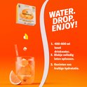 Waterdrop sinaasappel bruisende drankjes met sinaasappel, ijsblokjes en een glas.