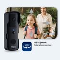 Finetech videodeurbel met 155° kijkhoek toont moeder en kind. Man kijkt op telefoon.