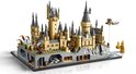 Modèle LEGO du château de Poudlard en briques sable et grises, avec eau, rochers, tours et figurines.