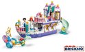 Lego Disney: Close-up van de Ariëls Koninklijke Trouwboot met prins Eric en Ariel. Ook zichtbaar zijn Flounder en Sebastian.
