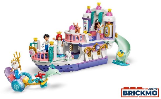 Lego Disney: Close-up van de Ariëls Koninklijke Trouwboot met prins Eric en Ariel. Ook zichtbaar zijn Flounder en Sebastian.