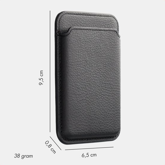 Zwarte leren kaarthouder met afmetingen: 9,5 cm hoog, 6,5 cm breed, 0,8 cm diep, 38 gram.