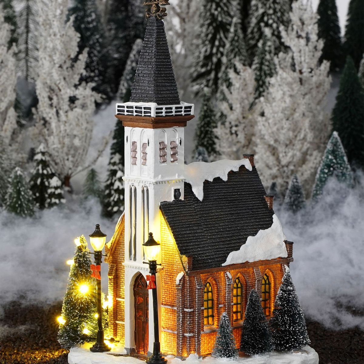 Luville Kerstdorp Miniatuur Kerk - Kerstversiering met Warme Verlichting en Besneeuwde Bomen - Kerst Decoratie voor Binnen op Batterijen - L15 x B16,5 x H31 cm - Meerkleurig – foto 4