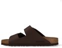 Zijzicht van bruine Birkenstock Arizona slippers met koperkleurige gespen en 'Birkenstock' logo.