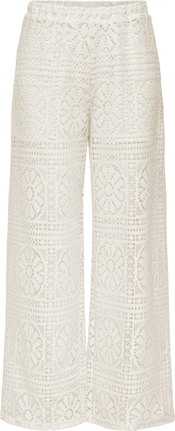 Crèmewitte broek met wijde pijpen, gemaakt van kant met een gedetailleerd bloemenpatroon.