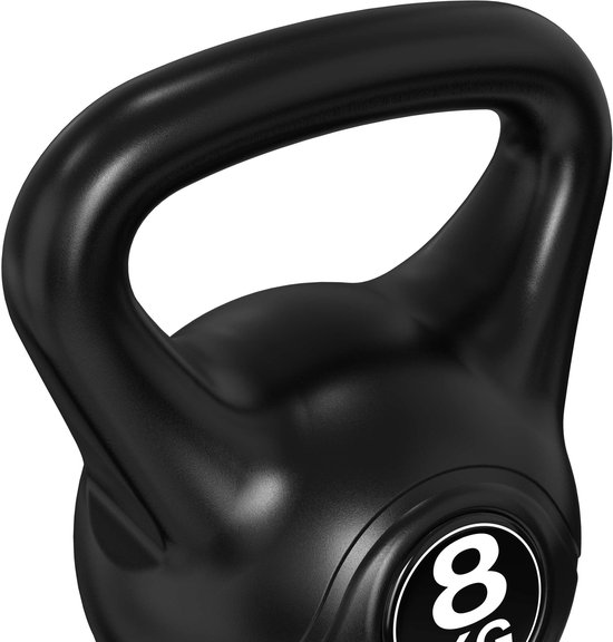 Close-up van de handgreep van een zwarte kettlebell.