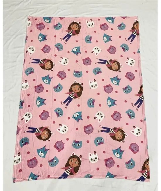 Een roze plaid met een patroon van poppenhuisfiguurtjes, kattenkoppen in roze, paars en blauw en witte stippen.