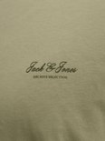 Close-up van het 'Jack & Jones ARCHIVE SELECTION' logo op een olijfgroen T-shirt.
