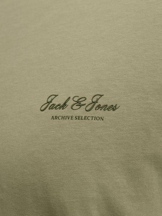 Close-up van het 'Jack & Jones ARCHIVE SELECTION' logo op een olijfgroen T-shirt.